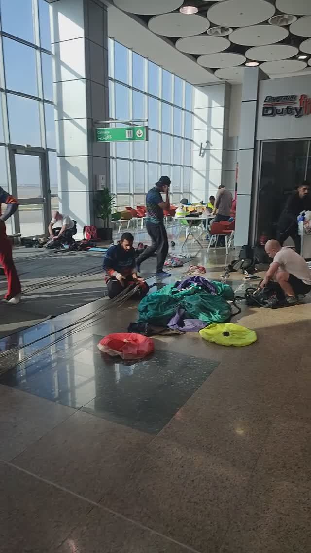 ПЕРЕУКЛАДКА ПАРАШЮТОВ И РАЗБОР ПРЫЖКА