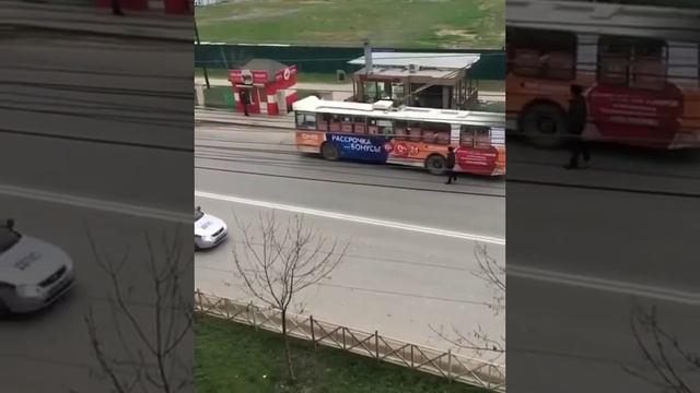 троллейбус, быстро езжай😂