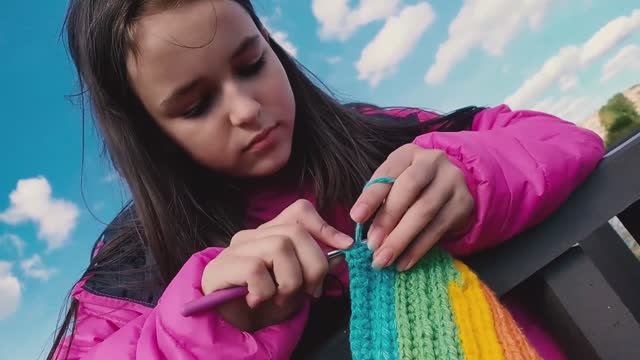 Вяжущая девочка