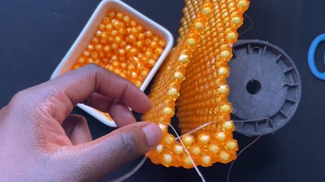 Квадратная сумка-сундук из бусин с крышкой