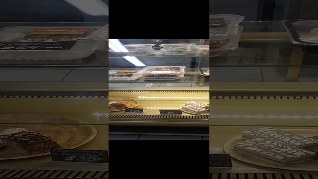 Пошли в буфет в старое здание.