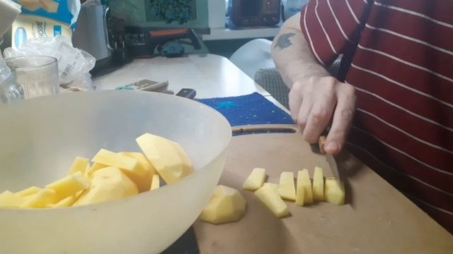 Жизнь после инсульта.Несу канистру 5 литров держу равновесие.