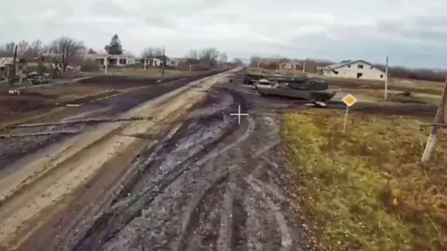 🇷🇺🇺🇦 Очередные кадры применения FPV-дронов на оптоволокне. Птица влетает в крышу башни Абрамса в