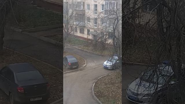 Двор ул.Энгельса, д.52. Авто гос.номер: к297ун21 на Газоне, кто-то вызвал ДПС в 09:41, ждём ШТРАФА!