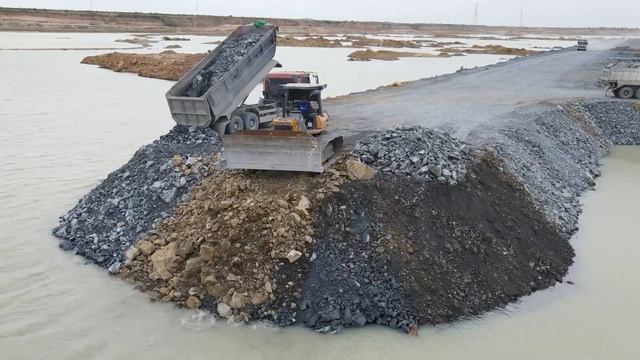 Строительство, продолжается постройка дороги на озере