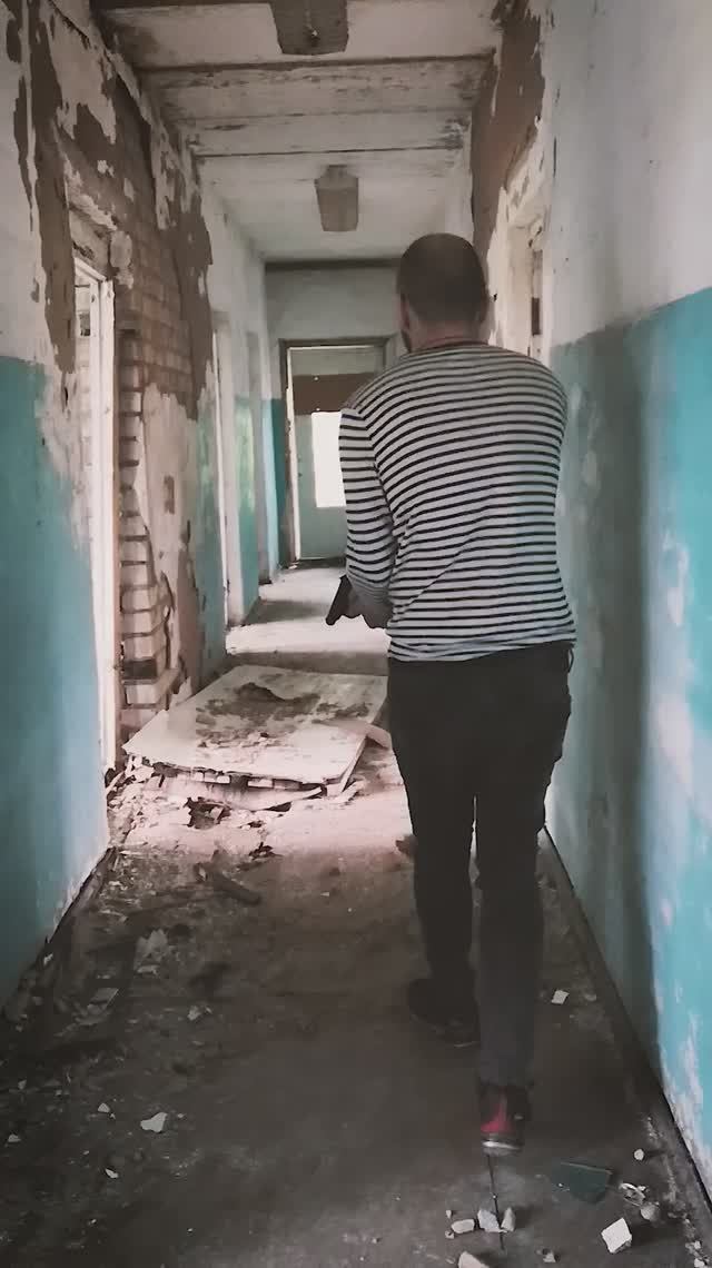 Исследуешь заброшку...