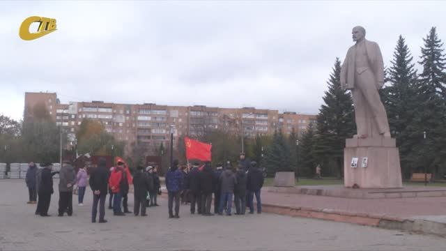 ВОЗЛЕ ПАМЯТНИКА ЛЕНИНУ ПРОШЕЛ ПИКЕТ, ПОСВЯЩЕННЫЙ ПРАЗДНИКУ 7 НОЯБРЯ