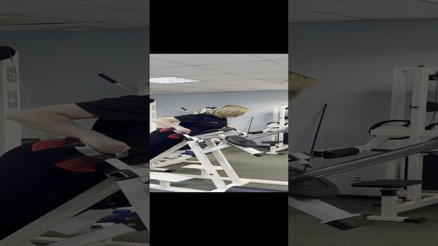 Тяга Т-грифа широким хватом