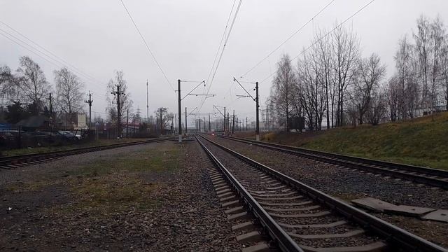 Электричка выезжает на посадку по основному пути. .mp4