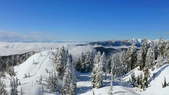 Вершина заснеженного горного хребта.