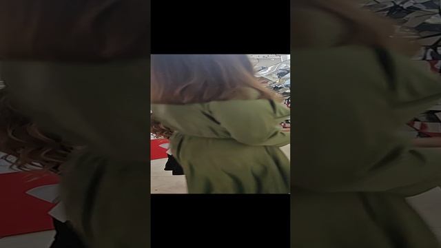 зеркальные люди встречают гостей . Краснодар , краснодарский край. выступления, встреча гостей.