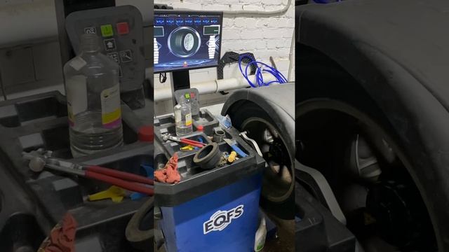 Автоматический довод колеса на балансировочном станке ES-750 бренда EQFS