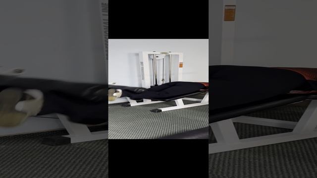 Сгибание ног лёжа в тренажёре
