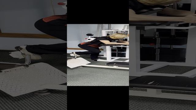 Отведение бедра назад стоя в тренажёре