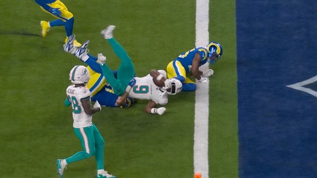 Jonnu Smith's 33-yard catch and run gets Fins to Rams' 1-yard line