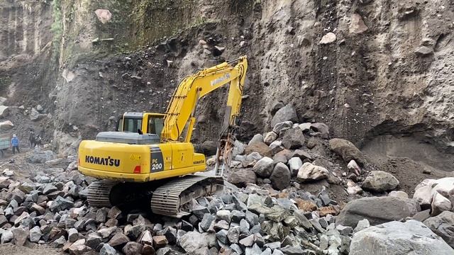 Строительство, нашим друзьям шахтёрам пришла помощь, камнедробилка