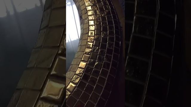 Круглое зеркало с золотой мозаикой