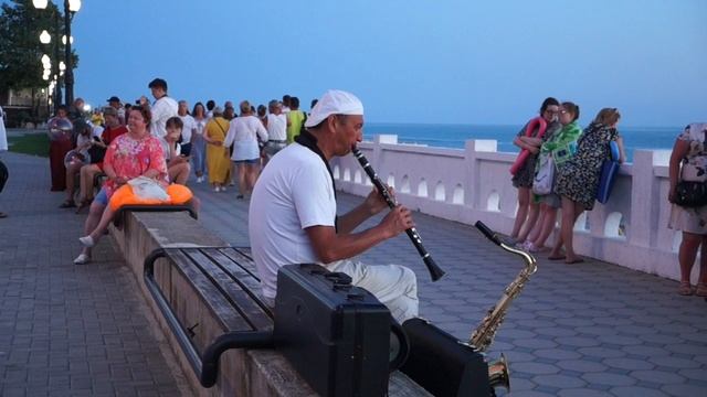 Развлекает туристов на набережной в Абхазии.
