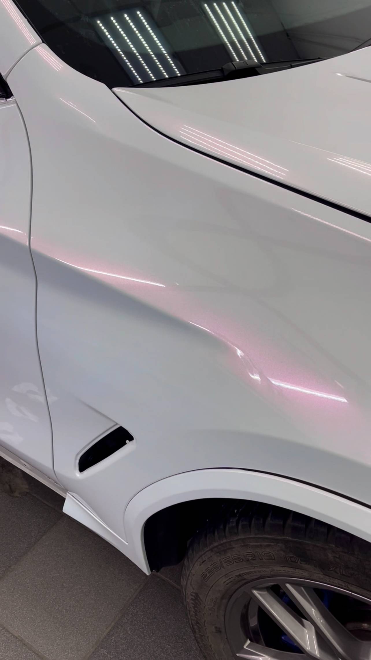 Промежуточный результат оклейки BMW X4 в белый перламутровый полиуретан
