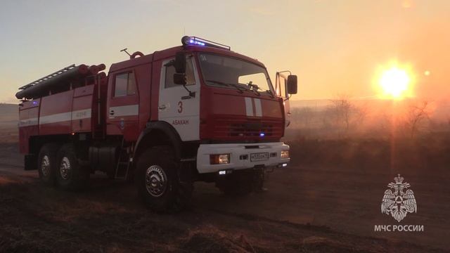 Штормовой ветер раздул в Хакасии мощный пал травы у деревни Курганная