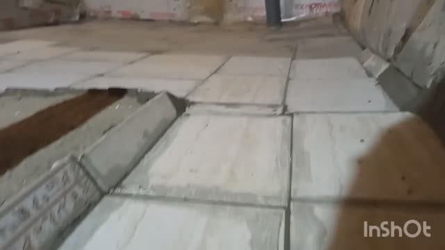 Покрытие плиткой бетонного пола бани