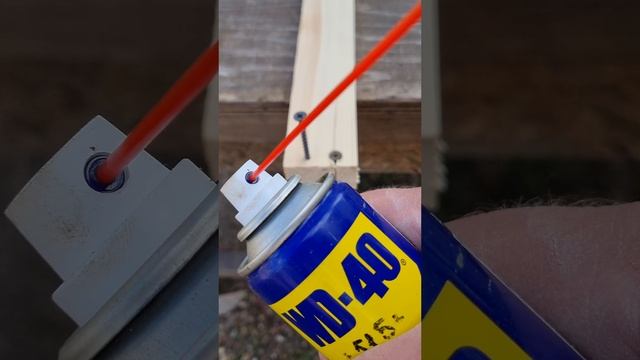 С помощью WD-40 можно закрутить саморез и доска не лопнет