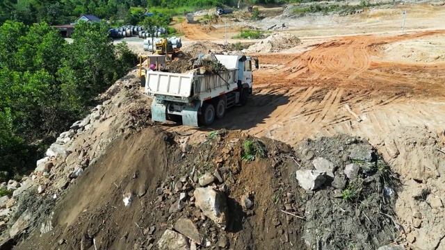 Строительство, засыпка огромными камнями продолжается