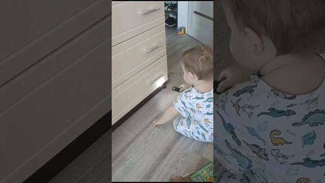 Малыш Мишутка умелый электрик как и папа