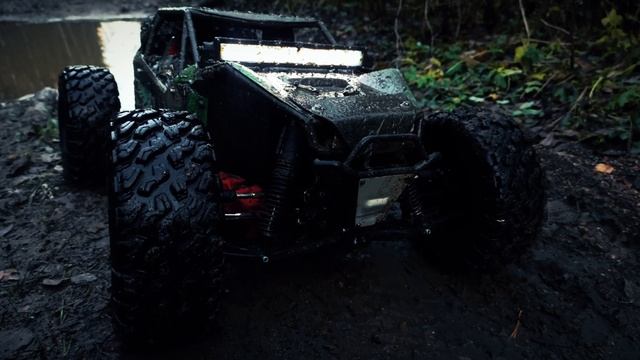 Axial Yeti XL Монстр багги по бездорожью и Traxxas Summit спасатель