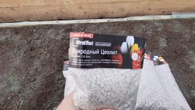 Заправка грядок теплицы. Лишняя трата денег?