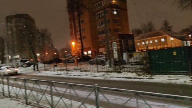 прогулка с подругой в красивый снежный вечер.mp4
