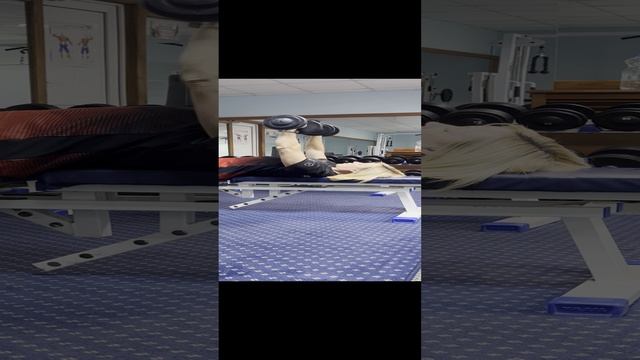 Жим гантелей лёжа на горизонтальной скамье