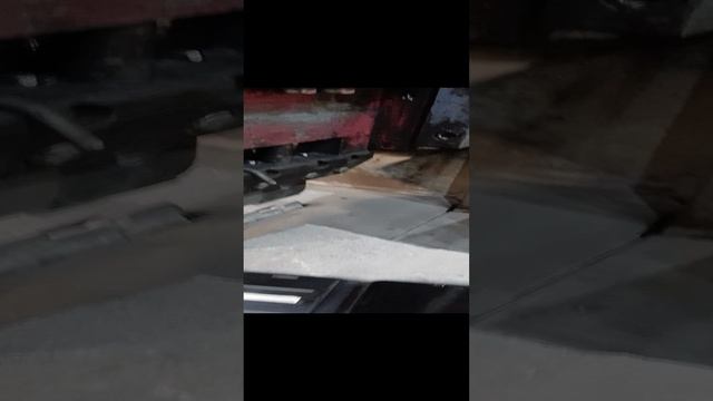 заставляют работать на неисправных станках.