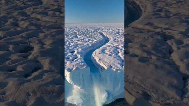 Ледниковый водопад в Антарктиде 🌊
