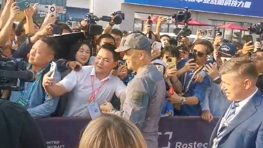 Управлявший Су-57 летчик-испытатель Герой России Сергей Богдан пообщался с китайскими журналистами