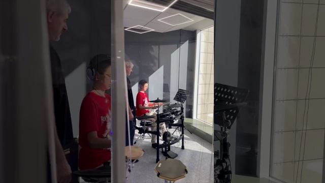 Сплит занятия на ударной установке