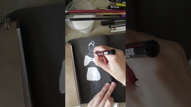 Быстрый фэшн скетч в крафтовом скетчбуке #drawing #art #fashionillustration #sketch