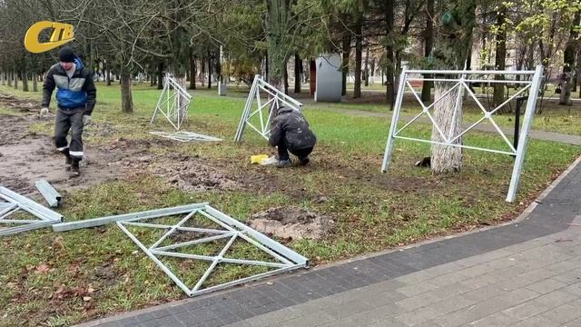 ВДОЛЬ ДОРОГИ ПО УЛ. ЛЕНИНА ПРОВОДИТСЯ УСТАНОВКА НОВОГО ОЦИНКОВАННОГО ОГРАЖДЕНИЯ