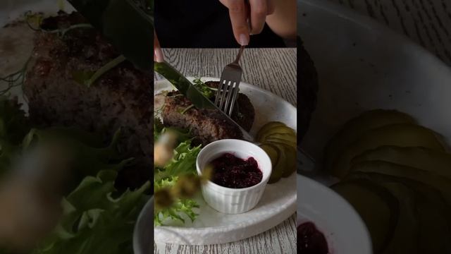 Говяжья котлета с брусничным соусом из меню ресторана «Усадьба на Дворянской»