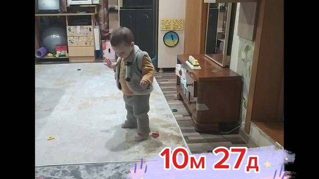 малышка играет в пирамидку и ходит