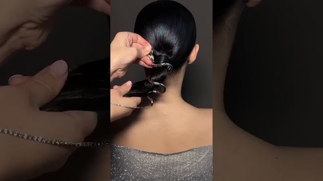 Невероятно красивый хвост с необычным украшением - отличное решение для любого выхода!