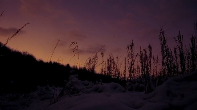 Закат вечерний при осеннем снеге