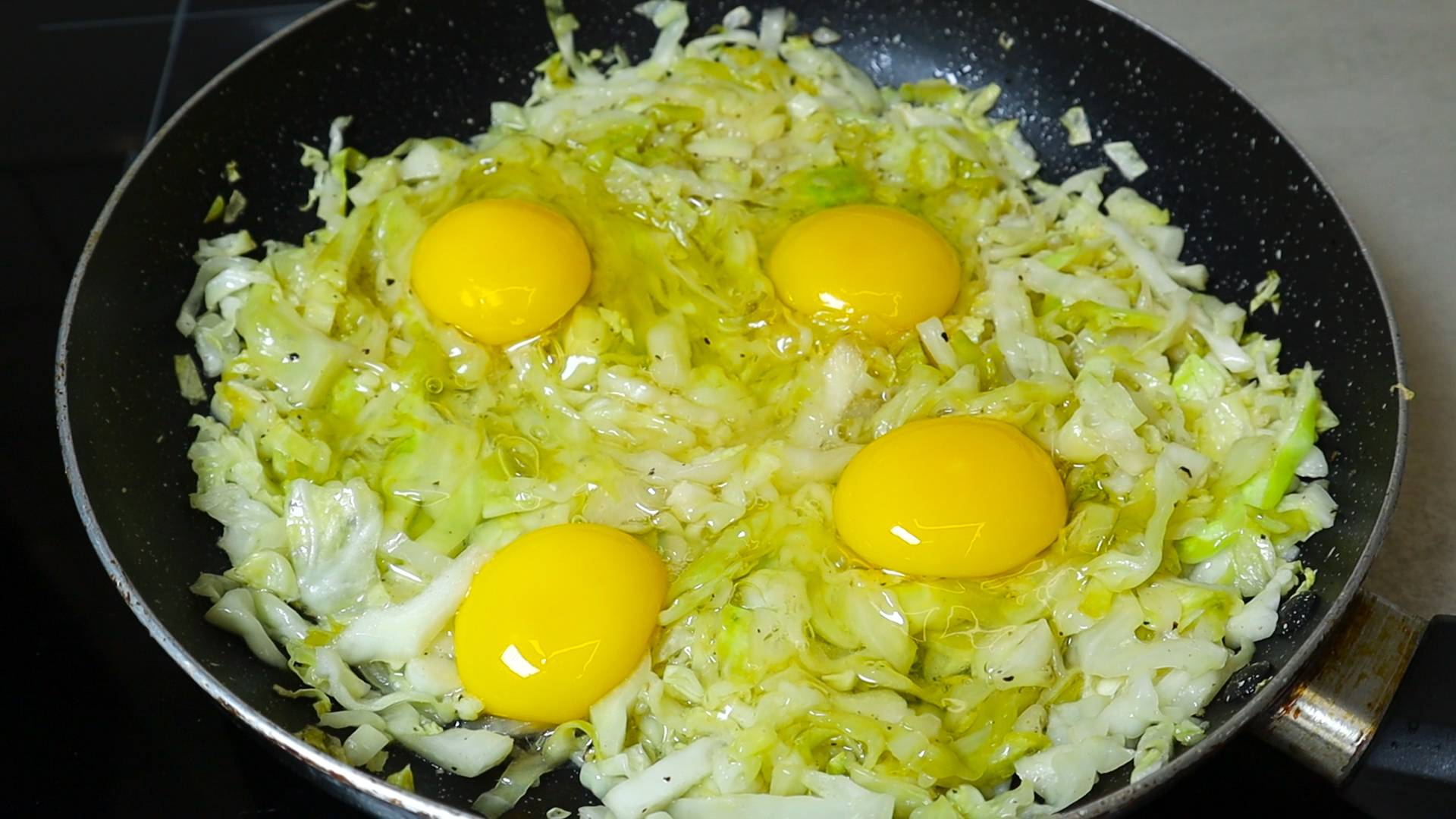 Я готовлю эту капусту с яйцами на завтрак каждый день, это очень вкусно и просто! Простой рецепт.