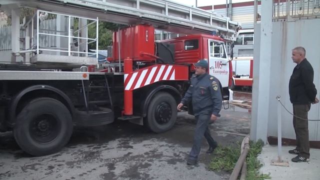 Цех оборонного завода сгорел и обрушился. Real video