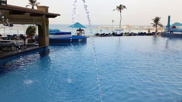Отель: Fairmont Adjman - выхожу к бассейну, вода в бассейне очень тёплая - ОАЭ