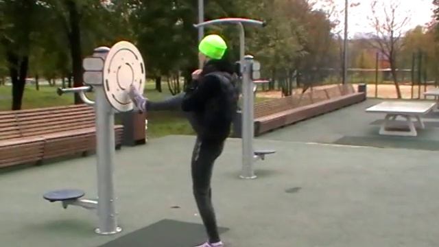 Фитнес на улице. Присед.