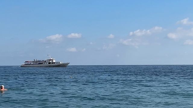 Ливадия пгт. Пляж «Дельфин». Море. Девушка. Пароход. 11.10.24. Крым. Crimea. Yalta.