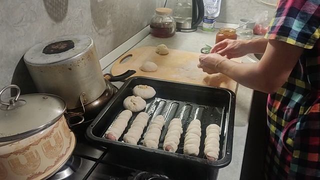 Делаем пирожки дома - сосиска в тесте и пирожки с повидлом
