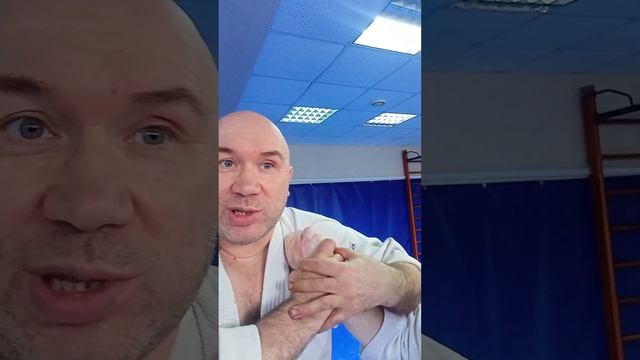 28 апреля 2024 г. Захват за плечо, освобождение  вторым  контролем. Семинар, обучение. Синтэн. (4)