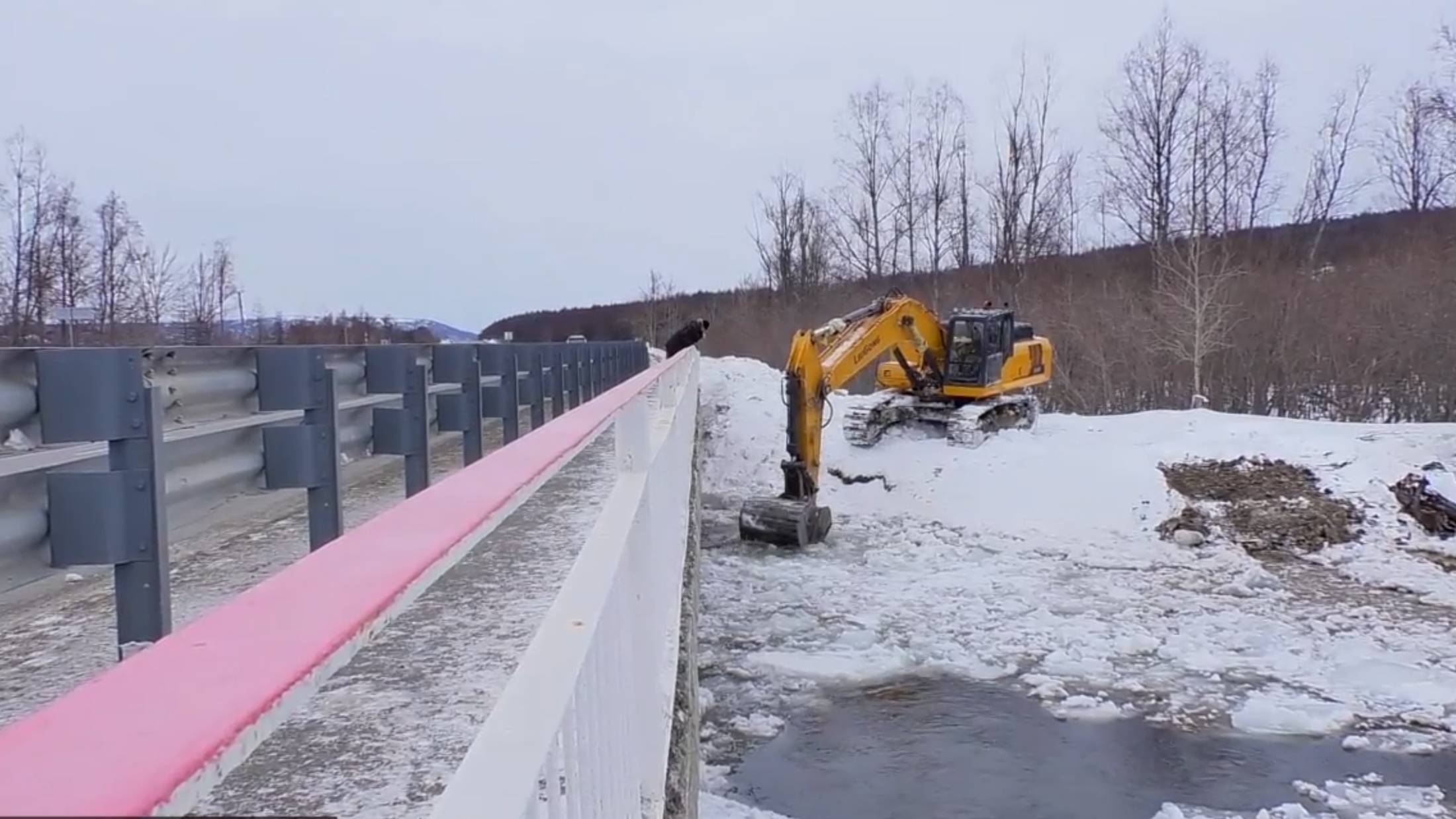 В поселке Снежный продолжается ликвидация причин подтопления района